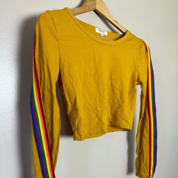 CLEARANCE! Gold Boutique Heart & Hips Rainbow Sleeve Crop Top Size M NWT - Picture 3 of 6